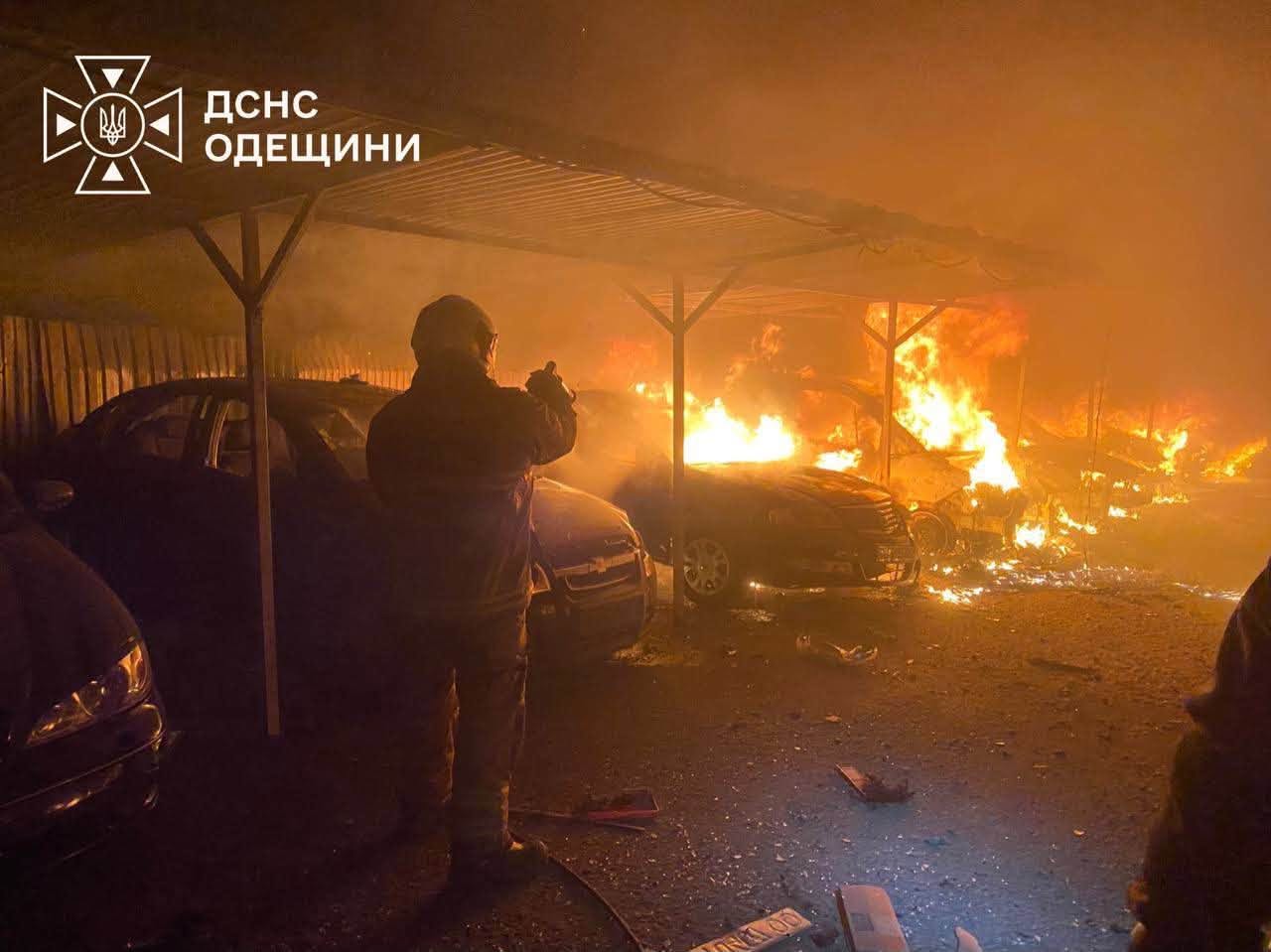 На Одещині внаслідок ворожої атаки спалахнула автостоянка та постраждав притулок для тварин