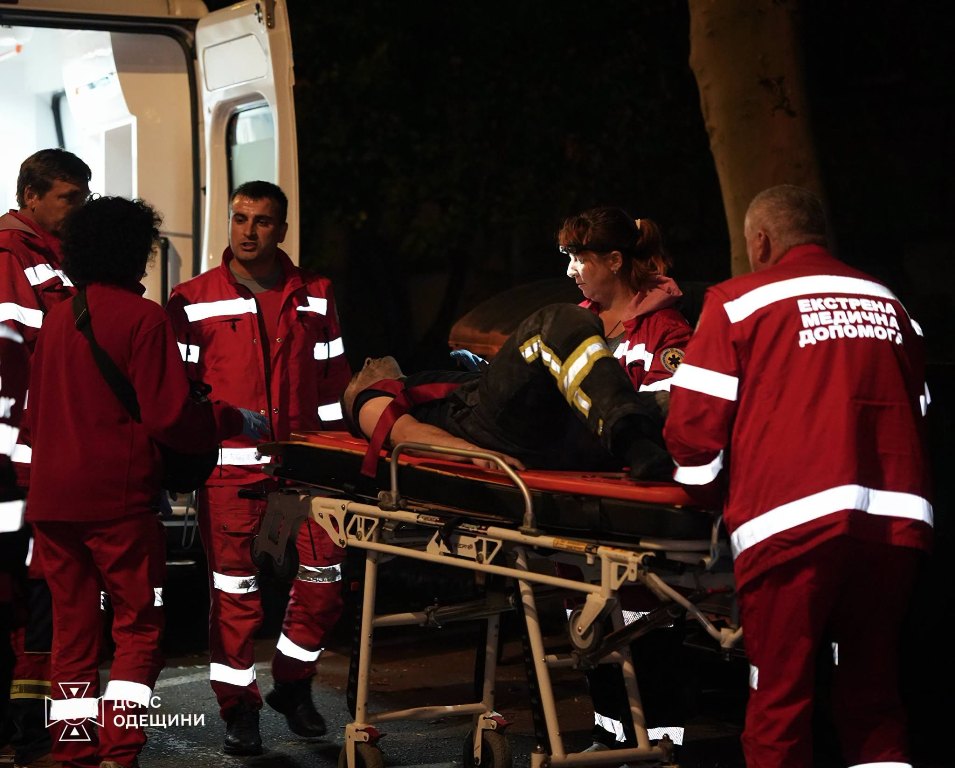 В Одесі під час ліквідації пожежі пролунав вибух: постраждали рятувальники і медик