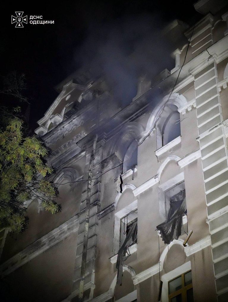 В Одесі під час ліквідації пожежі пролунав вибух: постраждали рятувальники і медик