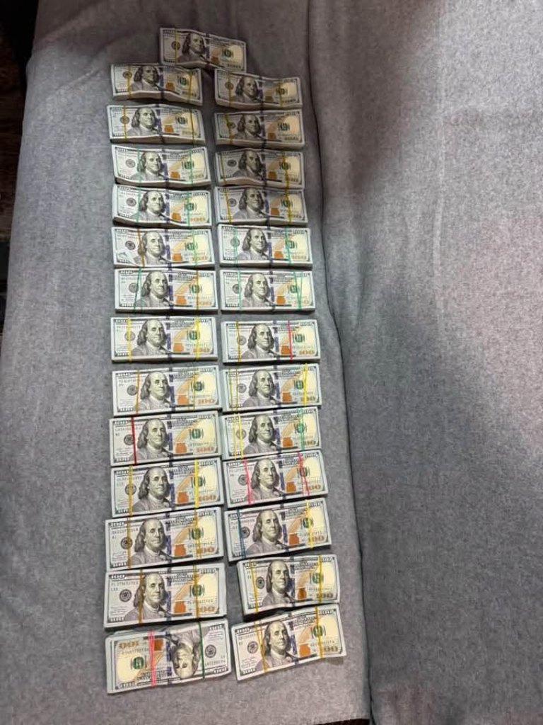 У ПП “Орлівка” правоохоронцям довелося розбирати автомобіль, щоб виявити сховані 12 млн грн