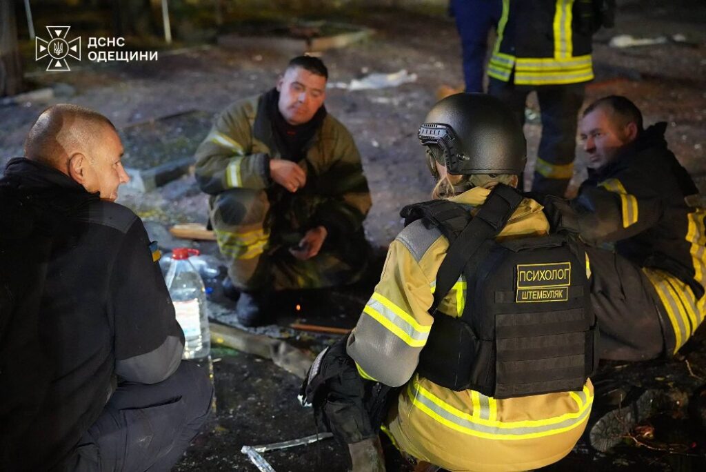В Одесі під час ліквідації пожежі пролунав вибух: постраждали рятувальники і медик