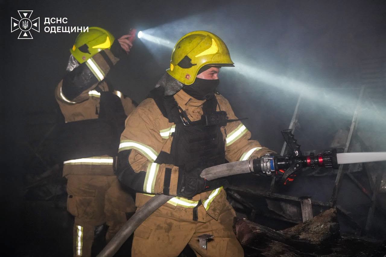 Ворог двічі атакував підприємство Одещини під час гасіння пожежі