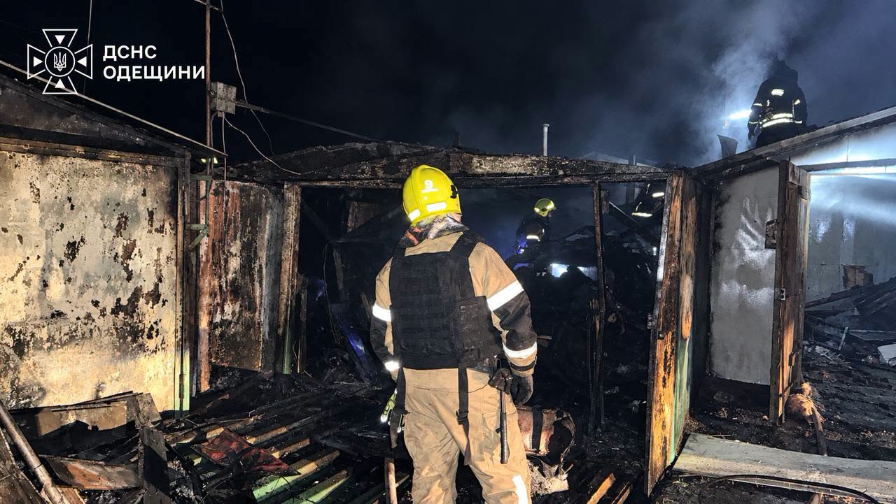 Ворог двічі атакував підприємство Одещини під час гасіння пожежі