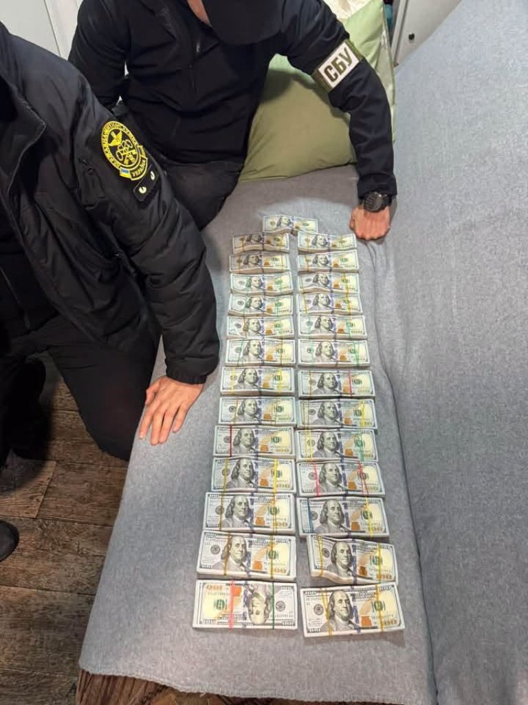 У ПП “Орлівка” правоохоронцям довелося розбирати автомобіль, щоб виявити сховані 12 млн грн