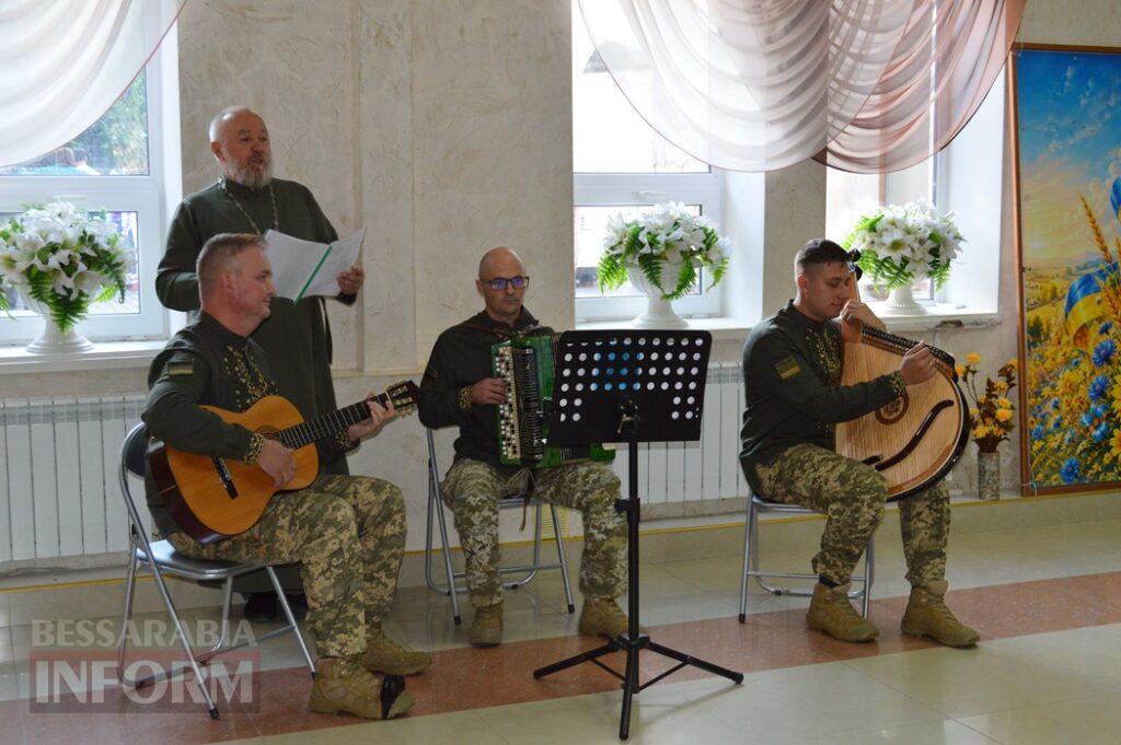 Від артефактів із фронту до концертної сцени: у Білгороді-Дністровському вшанували захисників та захисниць