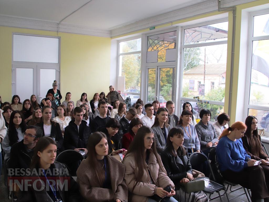 У Болграді говорили про українську ідентичність і співали про Україну: як минув районний форум