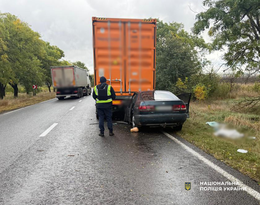 На трасі Одеса-Рені легковик влетів під причіп вантажівки — загинула жінка