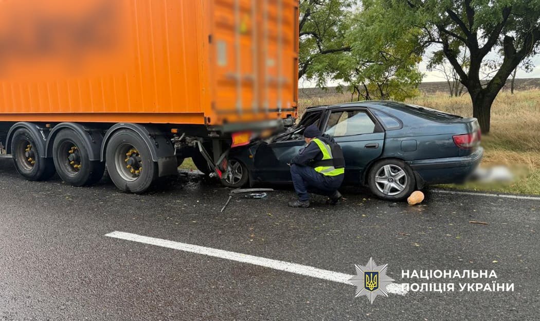 На трасі Одеса-Рені легковик влетів під причіп вантажівки — загинула жінка