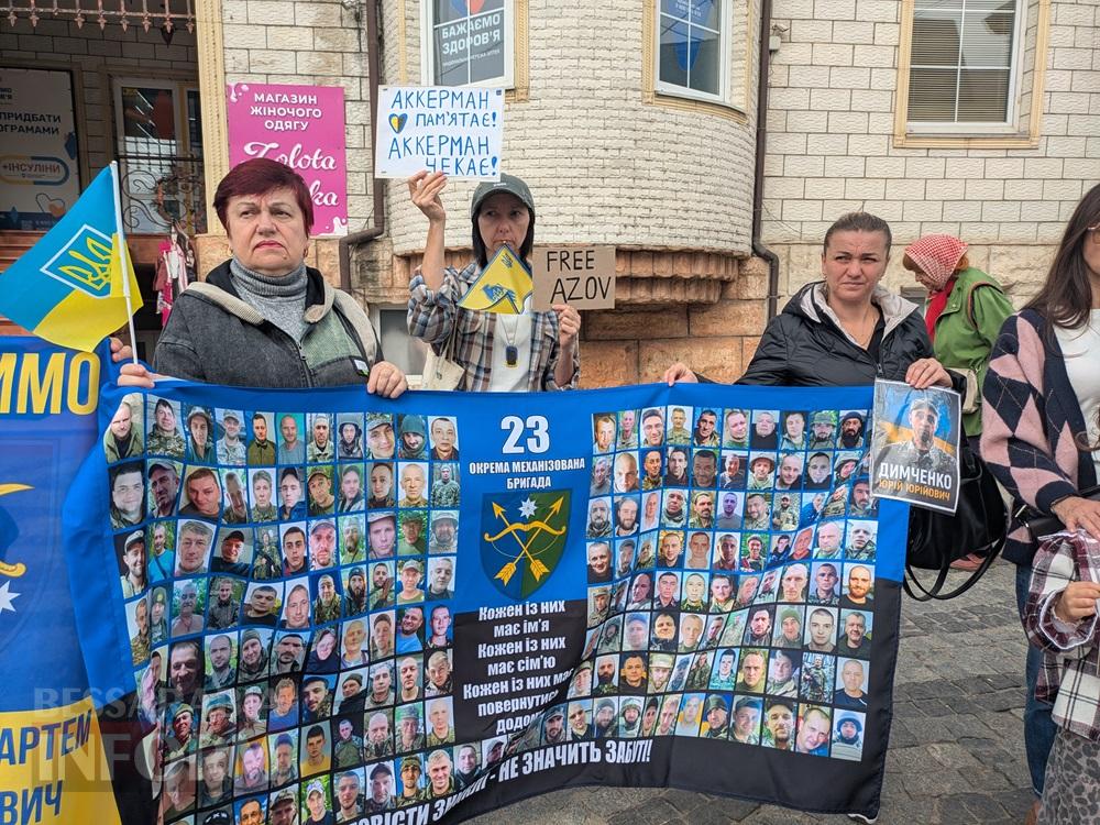«Ми хочемо, щоб нас чули»: у Білгороді-Дністровському родини зниклих військових вийшли на акцію «Сигналь»