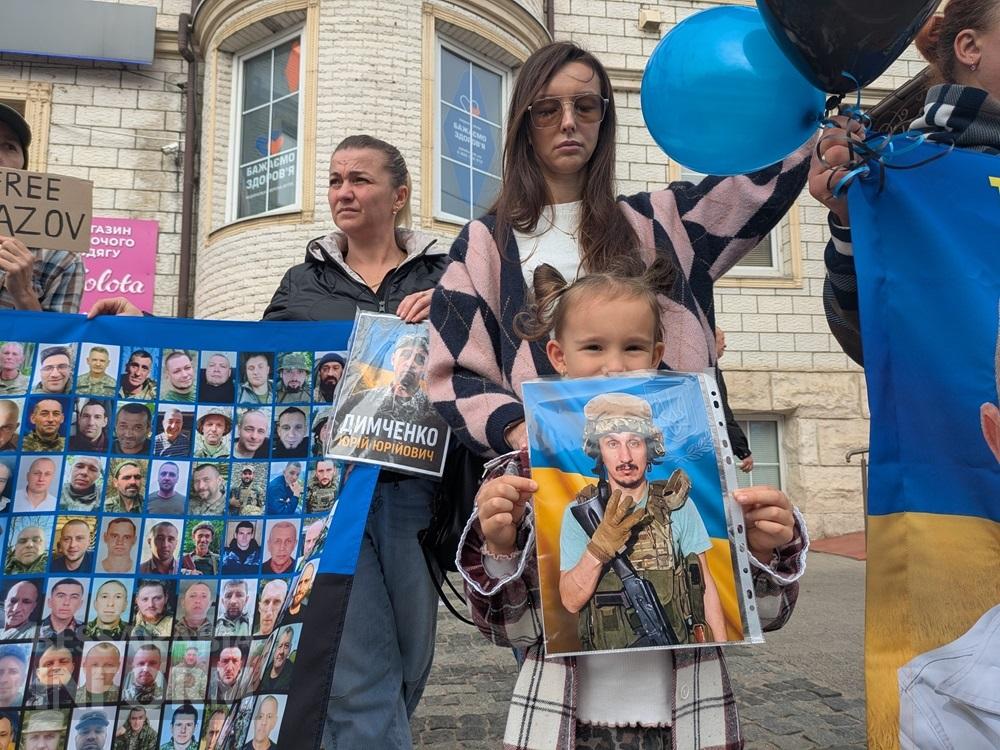 «Ми хочемо, щоб нас чули»: у Білгороді-Дністровському родини зниклих військових вийшли на акцію «Сигналь»