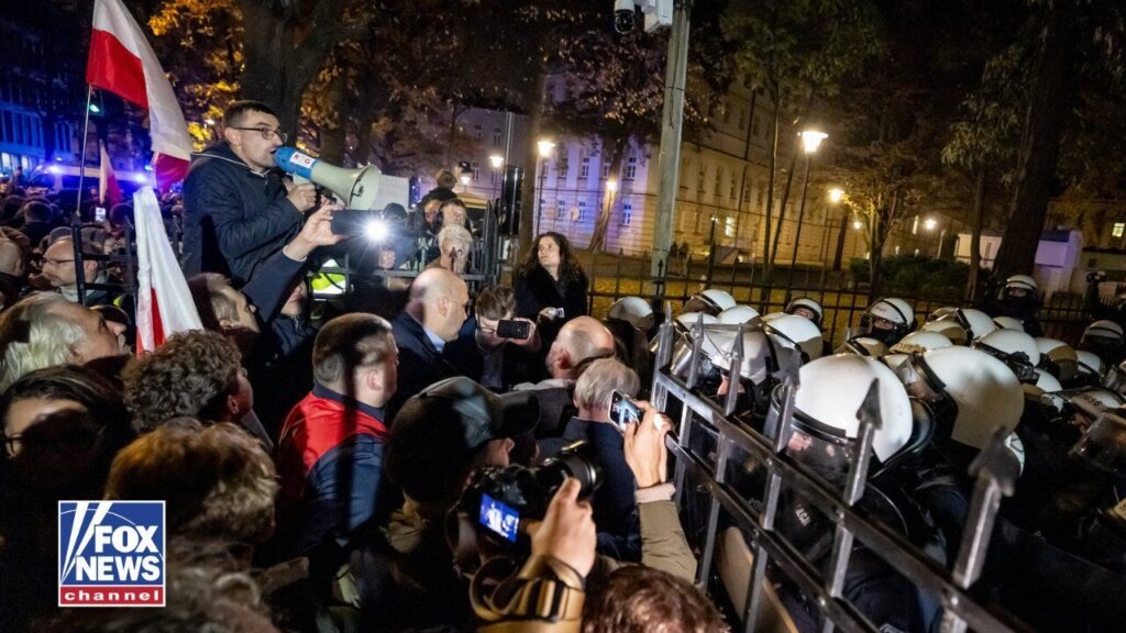 Сутички, штовханина з суддями та звинувачення у перевороті: у Польщі відсторонили керівництво Конституційного трибуналу
