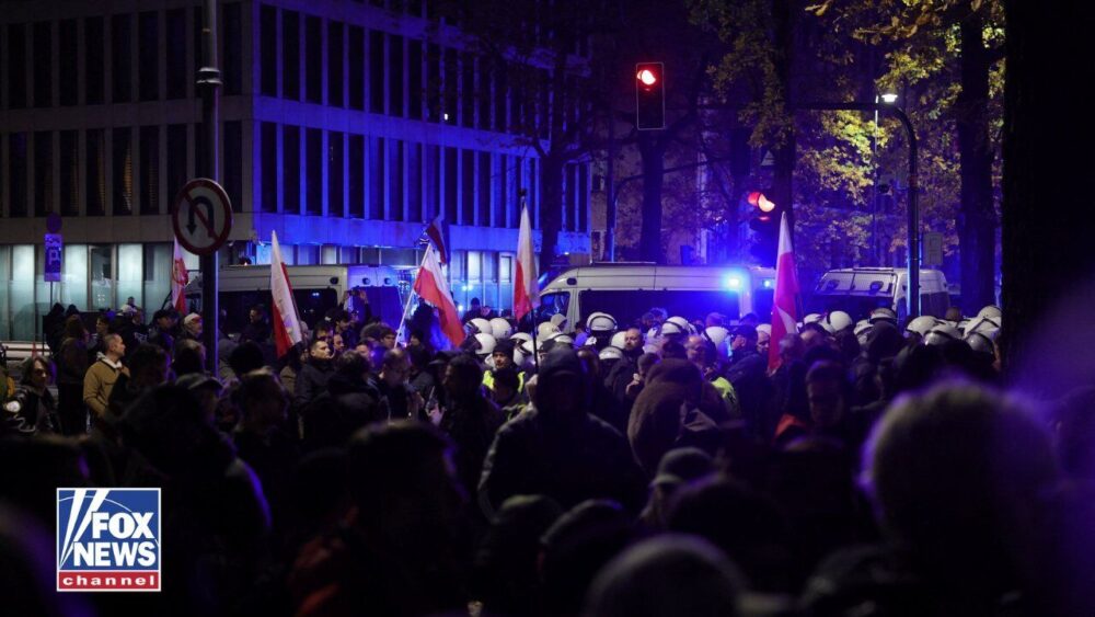 Сутички, штовханина з суддями та звинувачення у перевороті: у Польщі відсторонили керівництво Конституційного трибуналу