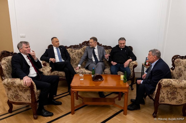 Сутички, штовханина з суддями та звинувачення у перевороті: у Польщі відсторонили керівництво Конституційного трибуналу