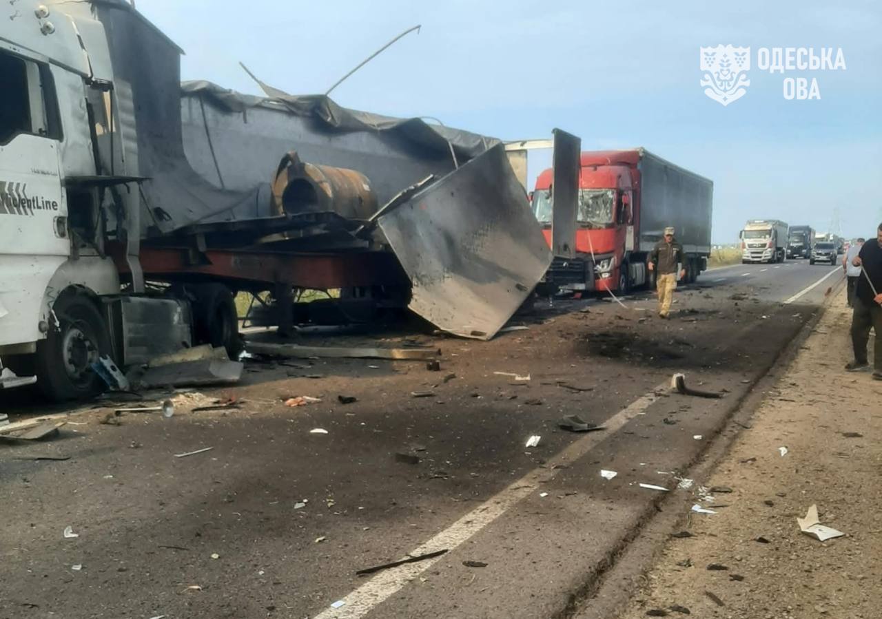 рф завдала удари по автодорозі Одещини: є постраждалі