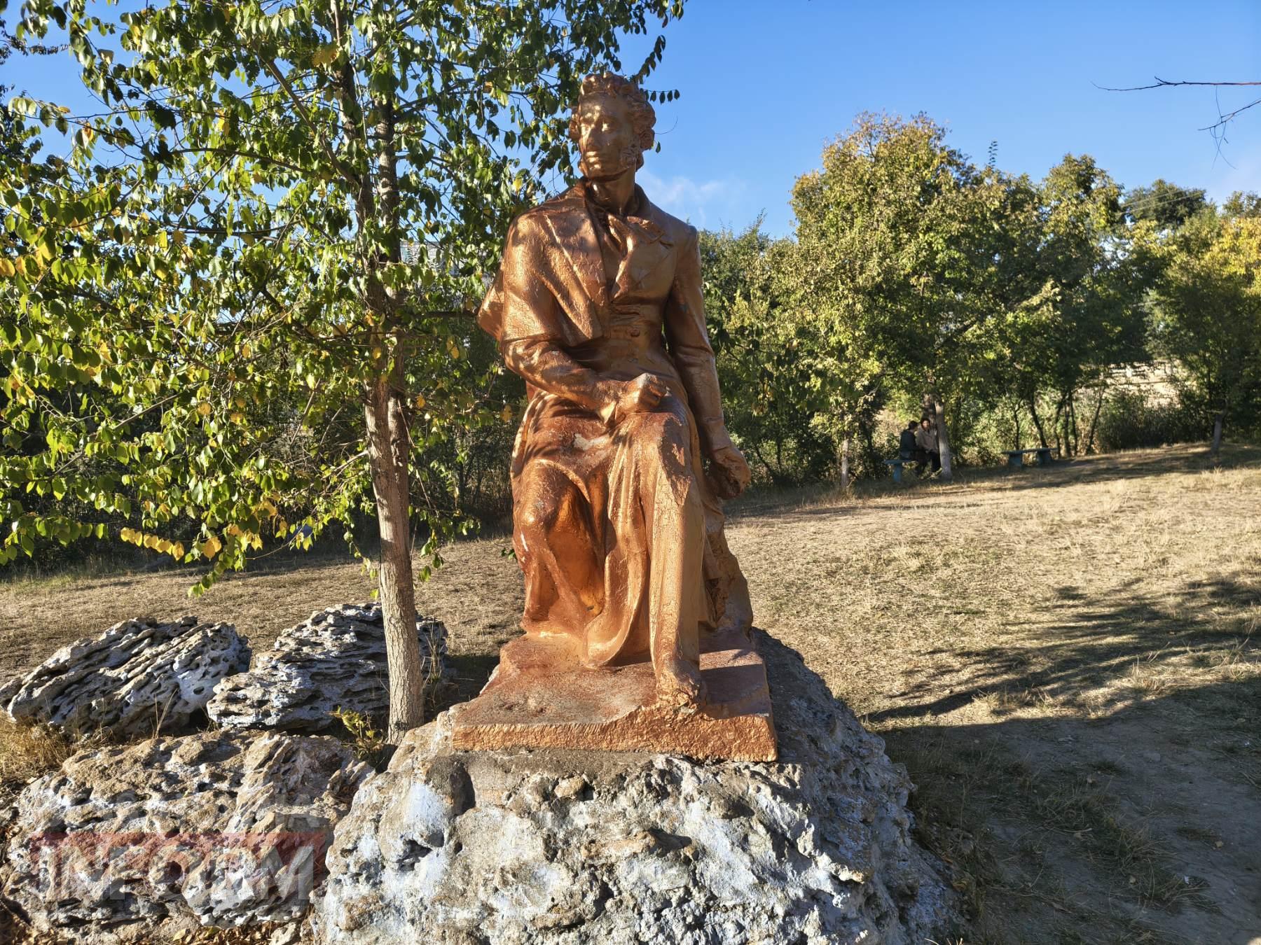 Скандал із &laquo;реставрацією&raquo; Пушкіна у Татарбунарах: у міській раді пояснили, хто насправді відремонтував пам'ятник